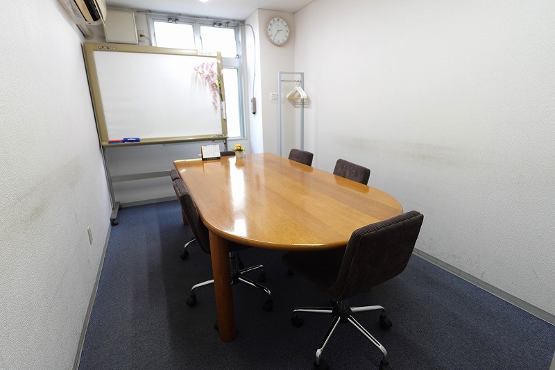 会議室｜アルヴェアーレVIP さいたま市レンタルオフィ ス‧シェアオフィス（与野‧⼤宮‧さいたま新都⼼‧浦和）
